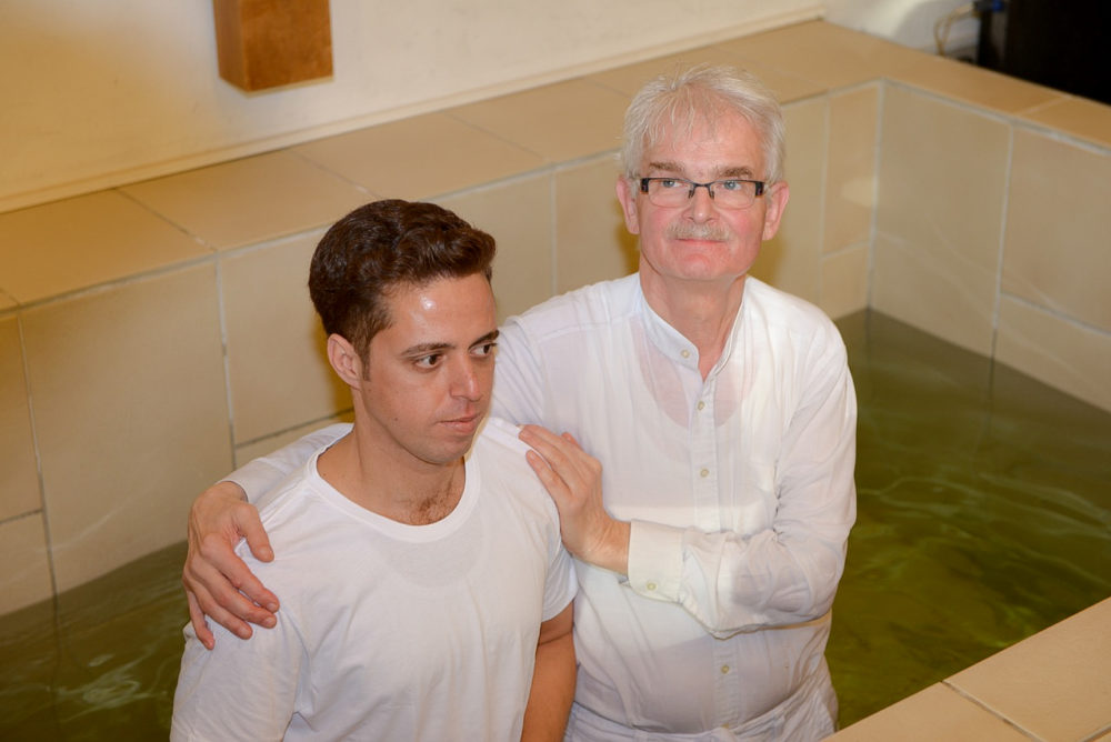 Pastor Matthias Linke bei der Taufe.
